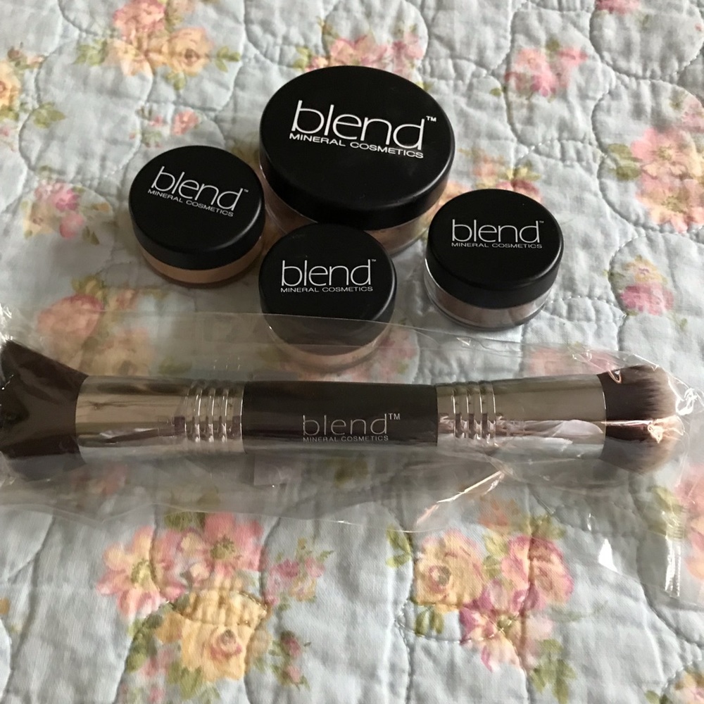 NWOT 😍Blend Mineral Kit w/ Brush🎁Reduced!!!